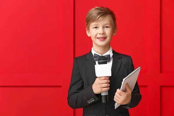 Kis újságíró mikrofonnal színes háttérrel — Stock Fotó