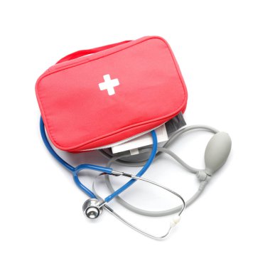 Beyaz arkaplanda ilk yardım çantası