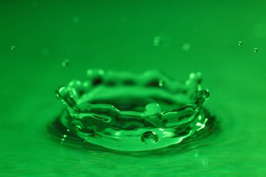 Renkli su damlası, yakın plan.