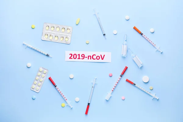 Ліки для коронавірусу на кольоровому фоні — стокове фото