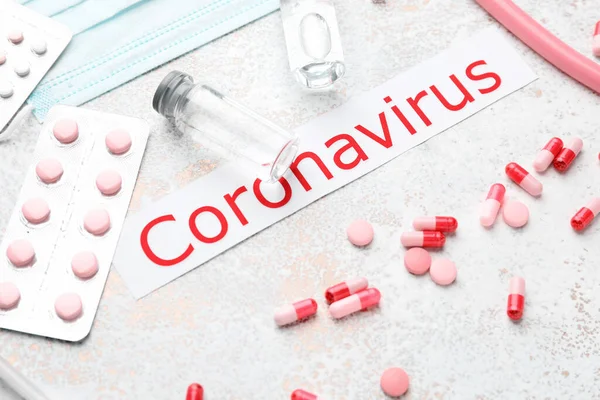 Leki przeciw koronawirusowi na białym tle — Zdjęcie stockowe