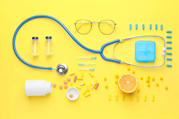 Set medizinischer Hilfsmittel auf farbigem Hintergrund — Stockfoto