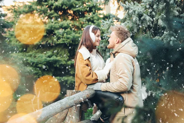 Jovem casal feliz andando ao ar livre no dia de inverno — Fotografia de Stock