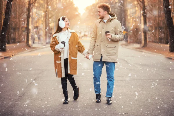 Feliz pareja joven caminando al aire libre en el día de invierno —  Fotos de Stock