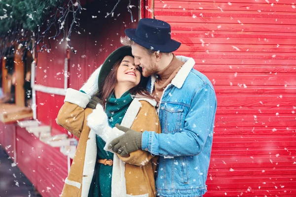 Jovem casal feliz na feira de Natal ao ar livre — Fotografia de Stock