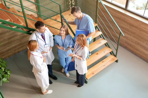 Doctors discussing something in hall of clinic — Stock Photo, Image