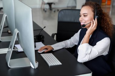 Ofiste çalışan teknik destek Ajan