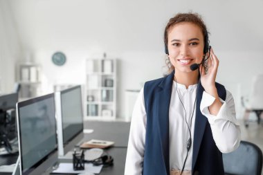 Kadın teknik destek aracı Office portresi