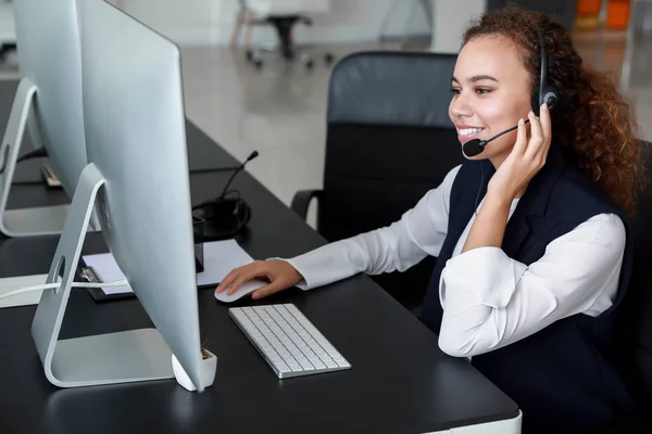 Technical support agent working in office — Stock Photo, Image