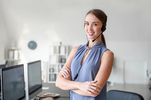 Porträtt av kvinnliga teknisk supportagent i office — Stockfoto