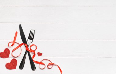 Beyaz ahşap arka planda Sevgililer Günü için güzel bir masa.