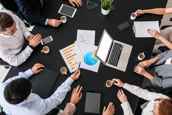 Skupina podnikatelů při schůzce v kanceláři, pohled shora — Stock fotografie