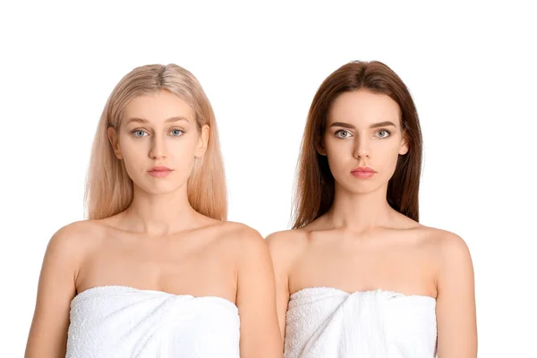 Νεαρές γυναίκες με όμορφο μακιγιάζ σε λευκό φόντο — Φωτογραφία Αρχείου