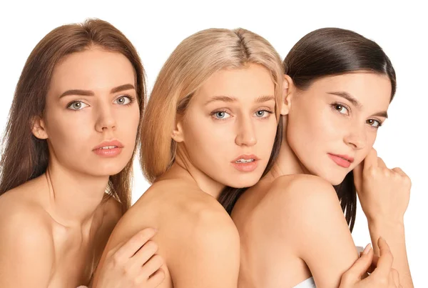 Jovens mulheres com bela maquiagem no fundo branco — Fotografia de Stock
