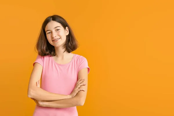 Chica adolescente con frenos dentales en el fondo de color — Foto de Stock