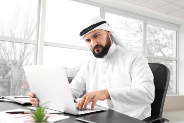 ofiste çalışan Arap iş adamı