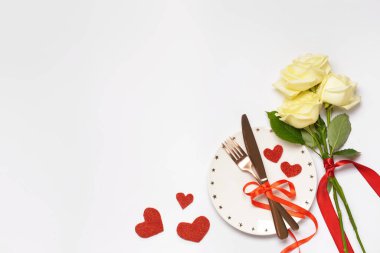 Beyaz arkaplanda Sevgililer Günü için güzel bir masa.