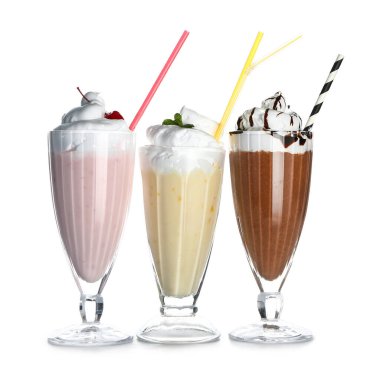 Beyaz zemin üzerine lezzetli milkshakes bardak