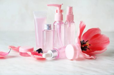 Beyaz arka plan üzerinde farklı kozmetik ürünleri