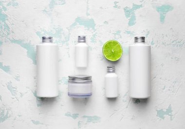 Beyaz arka plan üzerinde farklı kozmetik ürünleri