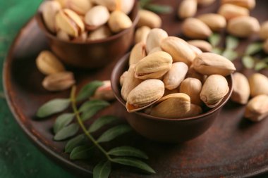 Tablo, closeup lezzetli fıstık fındık ile kase