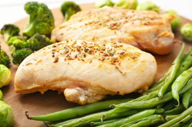 Pişmiş tavuk filetosu ve sebze.