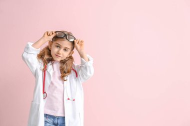 Renkli arka planda şirin bir doktor.