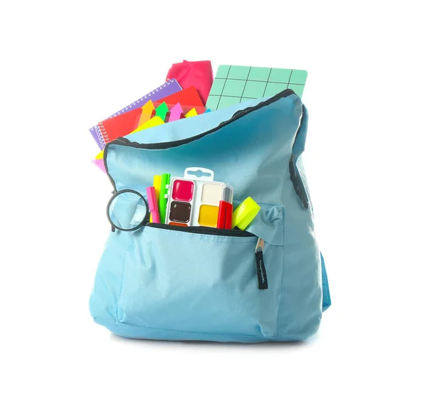 Mochila escolar con papelería sobre fondo blanco — Foto de Stock