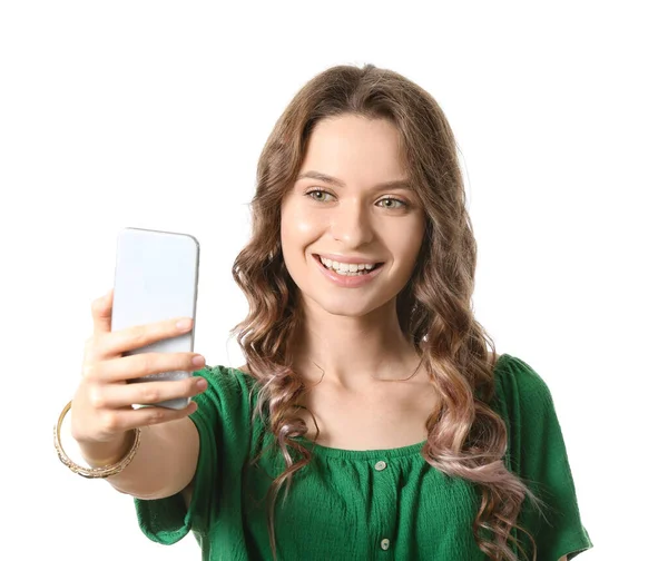 Mujer joven tomando selfie sobre fondo blanco — Foto de Stock