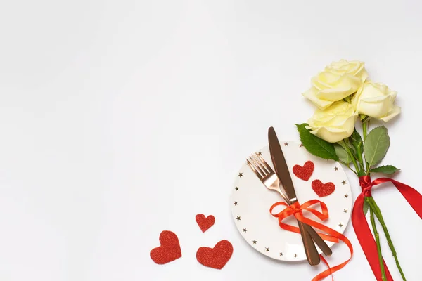 Bella tavola apparecchiata per San Valentino su sfondo bianco — Foto Stock