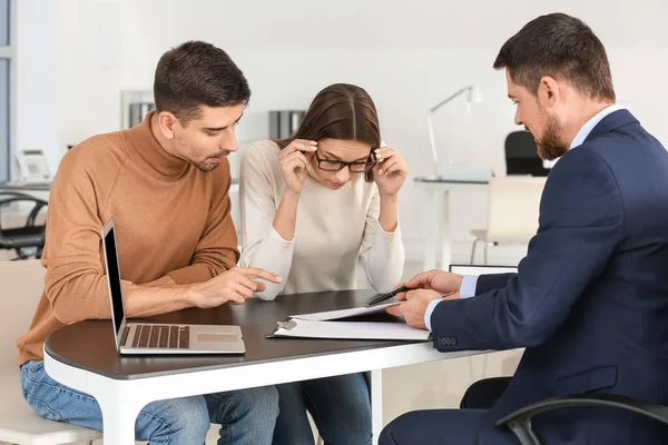 Bankmanager arbeitet mit Paar im Büro — Stockfoto