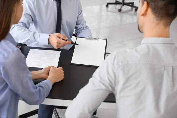 Bankmanager arbeitet mit Paar im Büro — Stockfoto