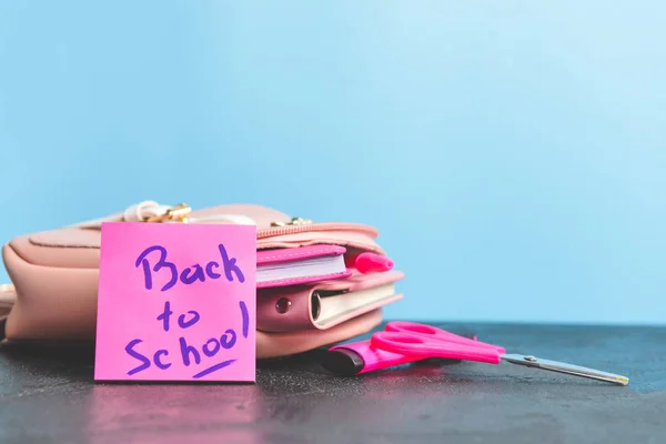 Állítsa be az iskolai felszerelést az asztalra színes háttér — Stock Fotó
