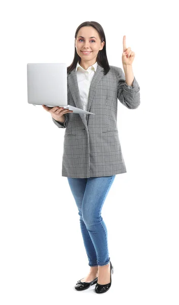 Junge Geschäftsfrau mit Laptop und erhobenem Zeigefinger auf weißem Hintergrund — Stockfoto