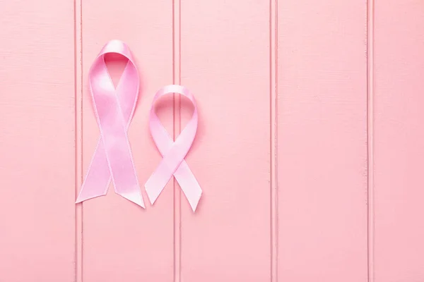 Cintas rosadas sobre fondo de madera blanca. Concepto de conciencia sobre el cáncer de mama — Foto de Stock