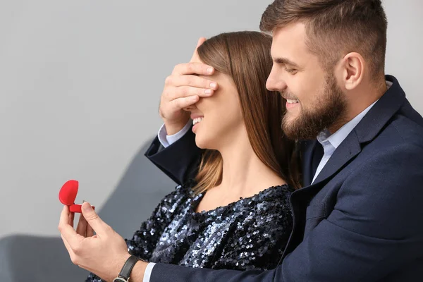 Jovem pedindo em casamento a sua amada em casa — Fotografia de Stock