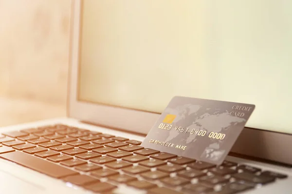Cartões de crédito no portátil, close-up. Conceito de banco online — Fotografia de Stock