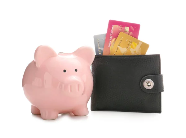 Beyaz arka planda cüzdanı ve kumbarası olan kredi kartları. Çevrimiçi bankacılık kavramı — Stok fotoğraf