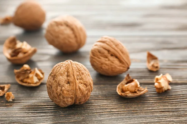 Вкусные орехи на деревянном столе — стоковое фото