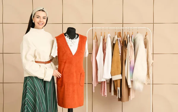 Kvinnlig stylist nära rack med moderna kläder — Stockfoto