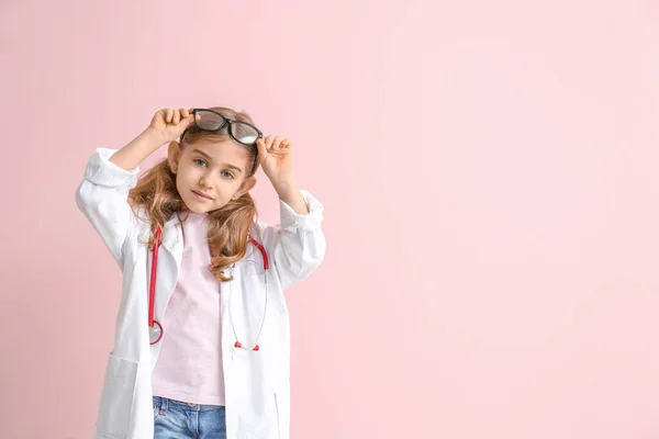 Carino piccolo medico su sfondo di colore — Foto Stock