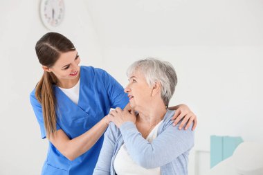 Klinikte Parkinson sendromu olan yaşlı bir kadın doktor.