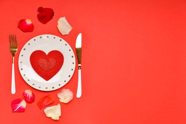 Kırmızı arkaplanda Sevgililer Günü için güzel bir masa.