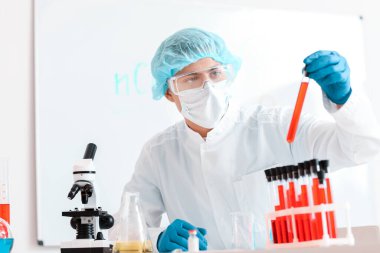 Laboratuvarda çalışan bir bilim adamı. Salgın kavramı