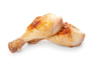 Beyaz arka planda pişirilmiş tavuk budu.