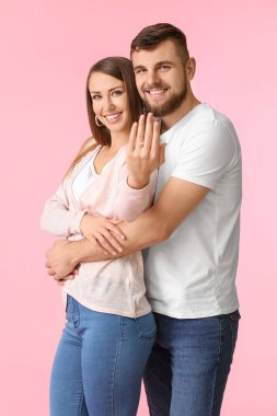 Renkli arka planda mutlu nişanlı genç çift