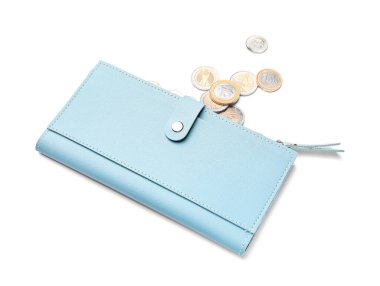 Beyaz arka planda bozuk paralar olan cüzdan. Tasarruf kavramı
