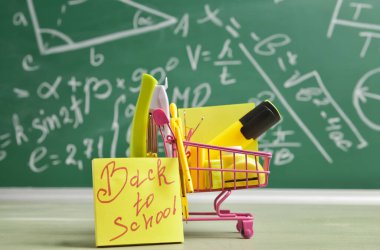 Okul malzemeleriyle dolu alışveriş arabası sınıfta.