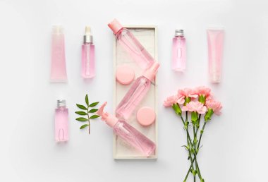 Beyaz arka plan üzerinde farklı kozmetik ürünleri