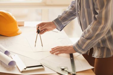 ofiste çalışan kadın mimar